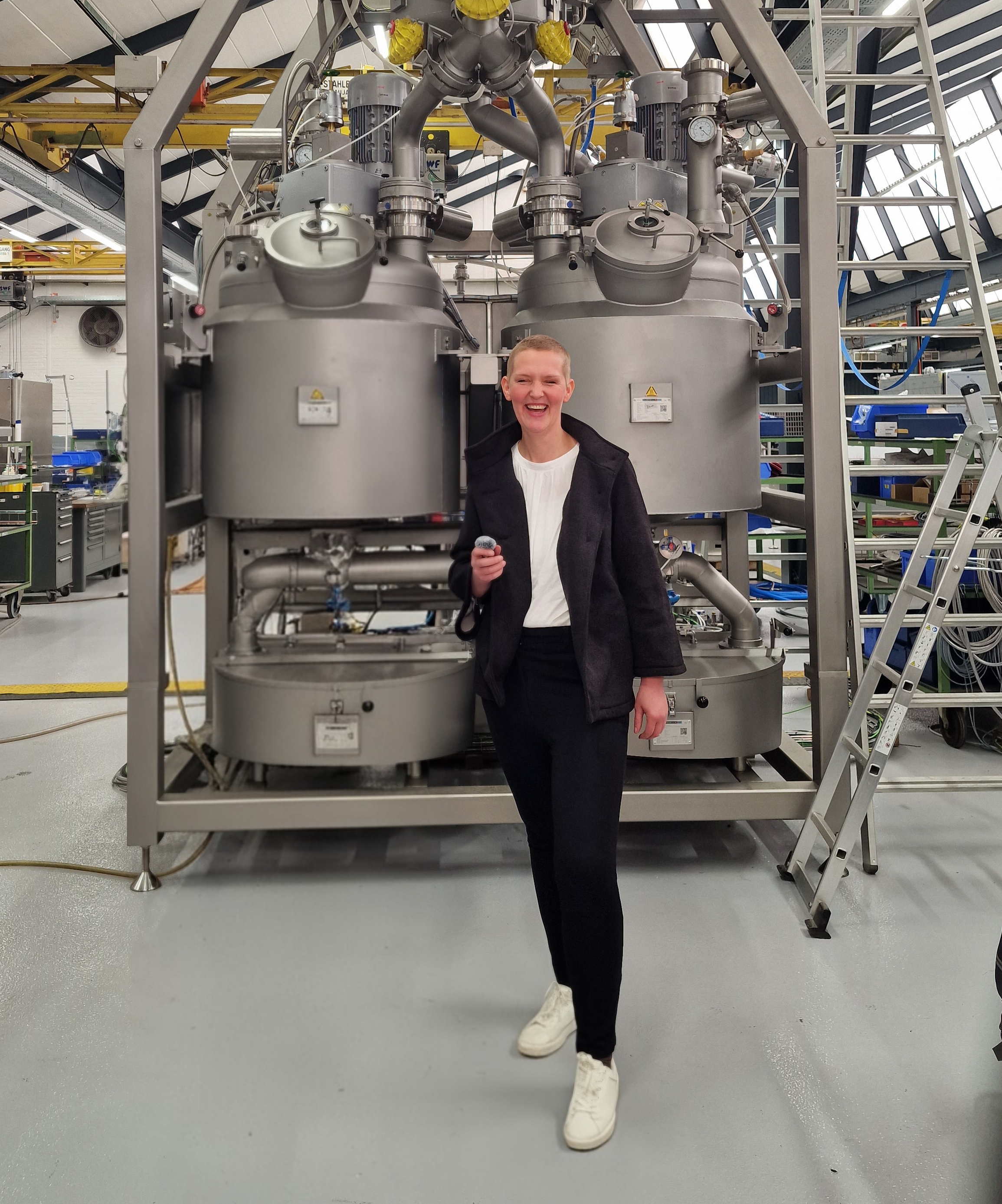 Melissa Strecker im Gespräch in einer Produktionshalle